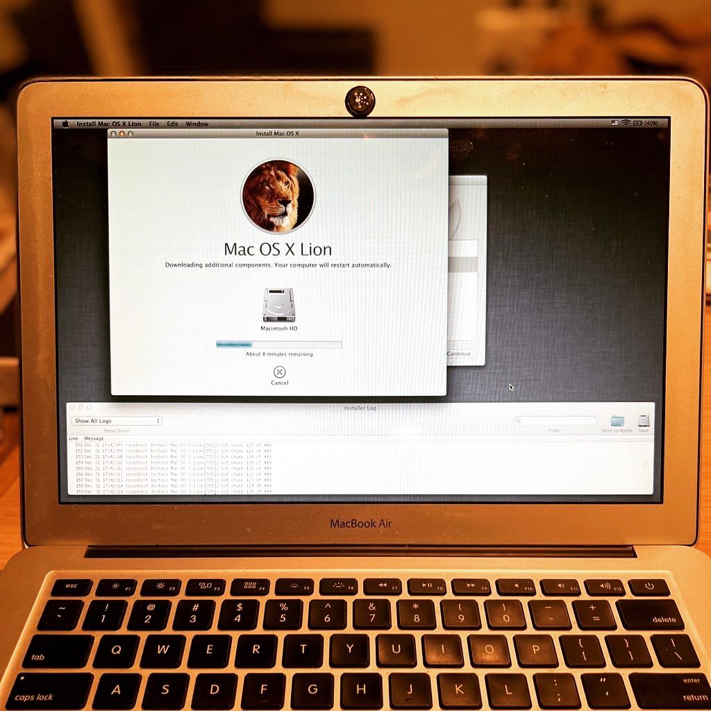 An image of a MacBook Air on the MacOS X Lion install screen